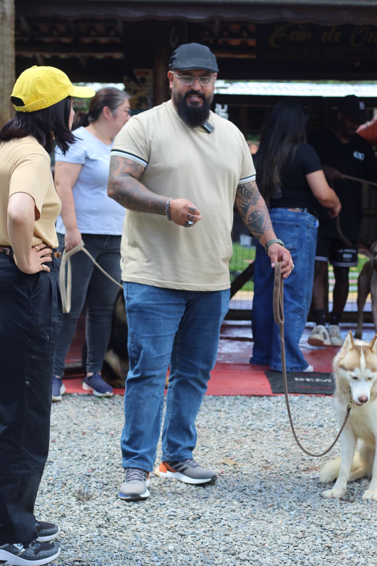 David conversa com participantes durante encontro prático, com um husky à guia ao lado