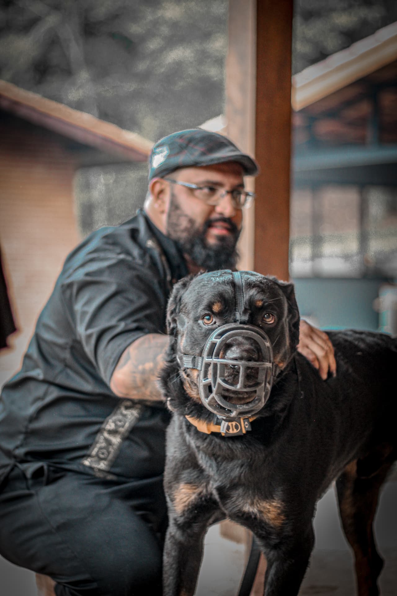 David em trabalho de manejo com um Rottweiler de focinheira no Instituto