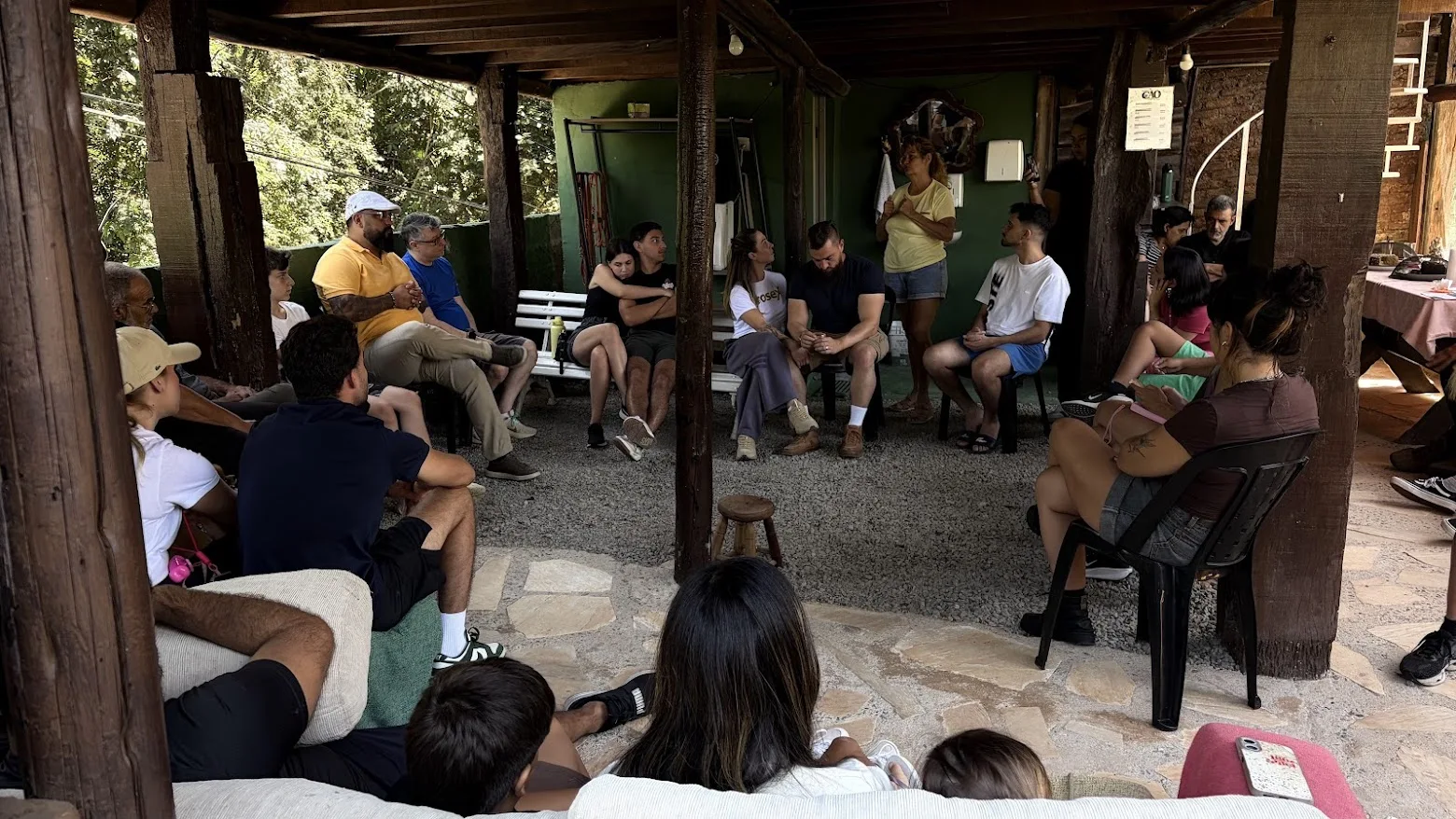 Participantes reunidos para uma conversa e reflexão em grupo
